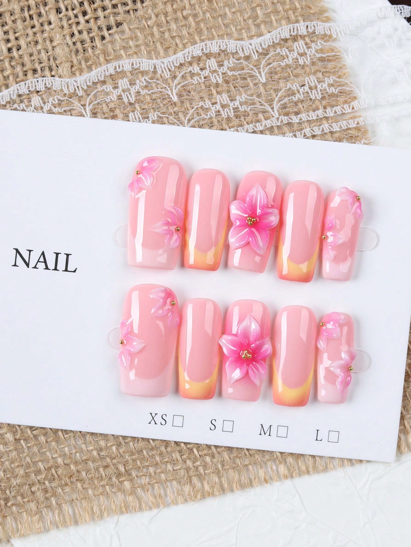 Nail Art Orange - 10枚入りミディアムレングスの長方形ヌードピンクとオレンジのグラデーションフレンチスタイルつけ爪、優しく純粋なガーリースタイルの手作りフェイクネイル、立体的なグラデーションのピンクの花と繊細なミニゴールドビーズ付き、高光沢仕上げ、取り外し可能で繰り返し着用可能、春の外出、デート、写真撮影に最適、女の子のための雰囲気のあるネイルアートギフト。
