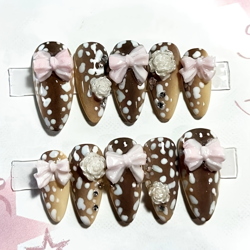 Nail Art Press On - 10個入り アーモンド型 プレスオンネイル、ミルクコーヒー色の鹿柄、3Dピンクのリボンと白いバラのラインストーン装飾、可愛らしい手作りネイル
