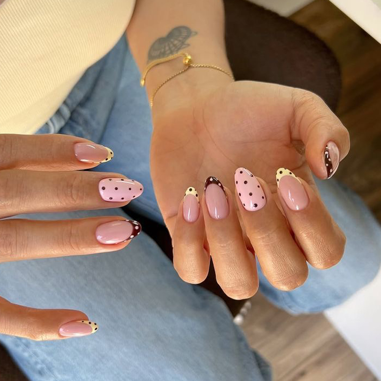 Nail Art Pink - 24枚入りアーモンド型つけ爪セット、水玉模様フルカバー仕上げヌードピンクネイルアート、フレンチスタイルプレスオンネイル、シンプルラウンド型フェイクネイル