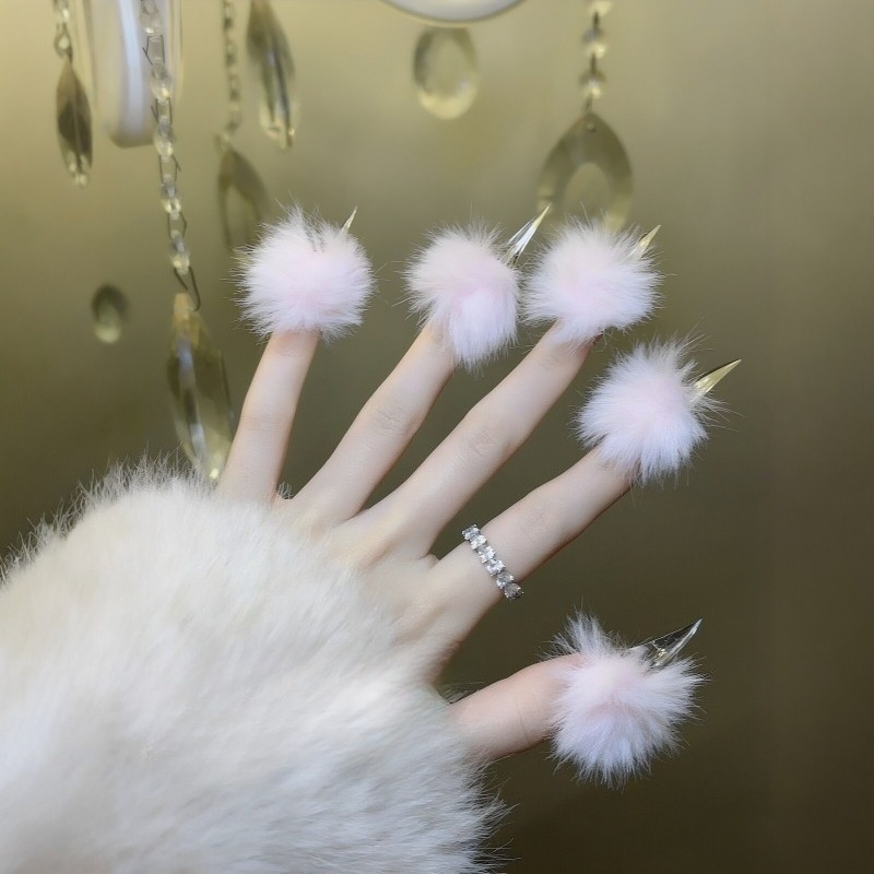 Nail Art Press On - 手作りの長めの猫の爪型ネイルチップ、ふわふわのポンポンが付いたドラゴンの爪型つけ爪、柔らかく快適な白いネイルで、女の子にぴったりのネイルアート。