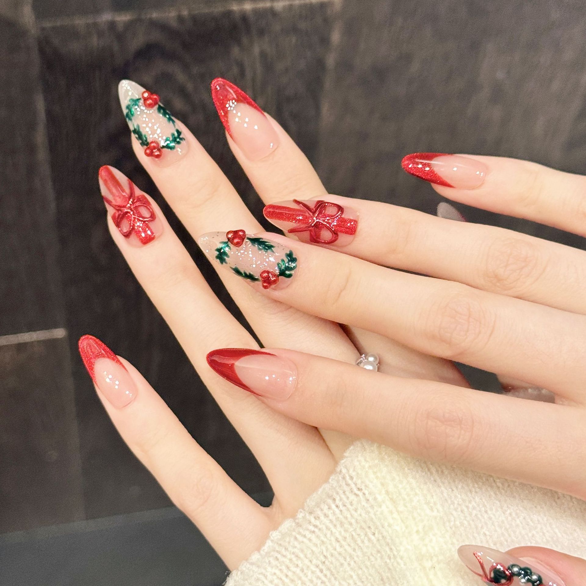 クリスマスレッドヌードミディアムアーモンドプレスオンネイル1 - Nail Art Press On のレビューと価格