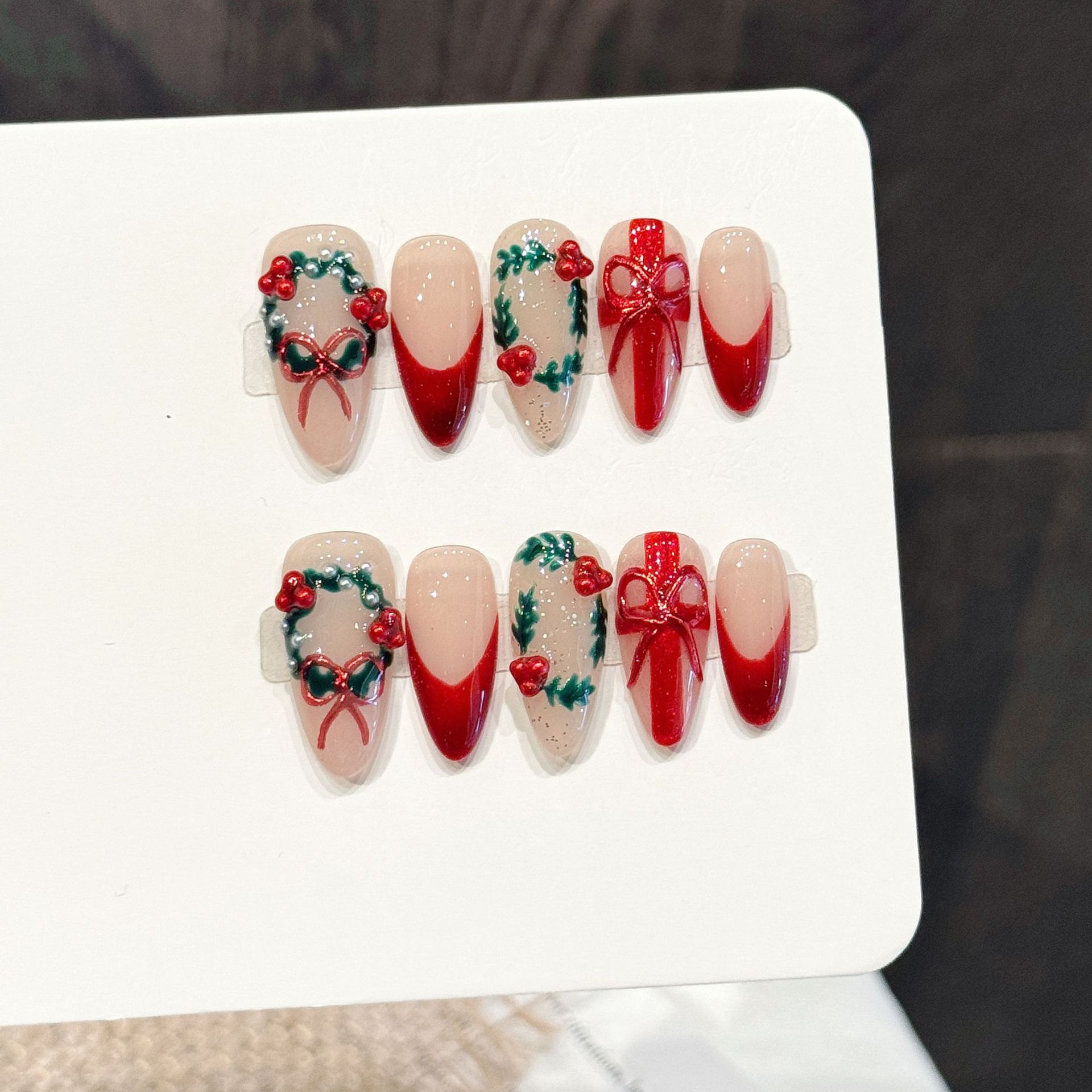 クリスマスレッドヌードミディアムアーモンドプレスオンネイル1 - Nail Art Press On のレビューと価格